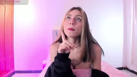 Snapshot of loolii_pink chatting on 09/15/25, 01:22 Loly online show from 09/15/25, 01:22