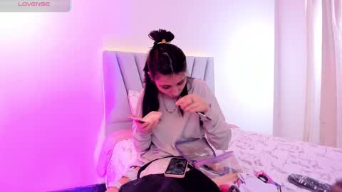 Snapshot of loolii_pink chatting on 10/29/25, 06:53 Loly online show from 10/29/25, 06:53