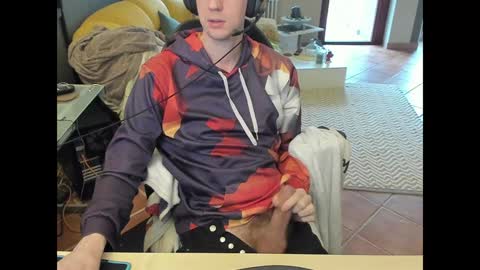 Snapshot of loomie chatting on 02/07/25, 10:29 loomie online show from 02/07/25, 10:29