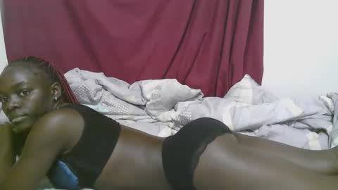 lora_amor online show from 09/19/25, 04:14