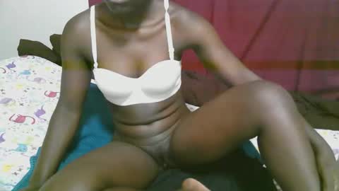 lora_amor online show from 11/19/25, 03:45