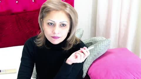 loradelniro1 online show from 12/29/24, 01:17
