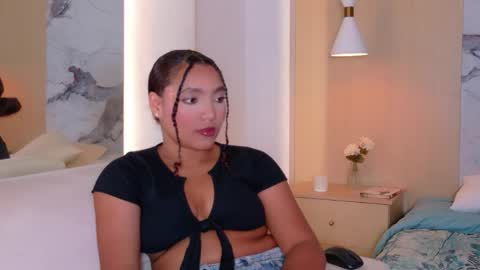 Snapshot of loraine_rios chatting on 04/14/26, 05:02 Loraine Rios online show from 04/14/26, 05:02