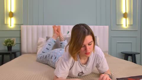 Lora online show from 10/14/25, 04:19