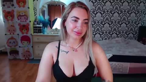 Queen LoraSinClare online show from 06/04/26, 07:47