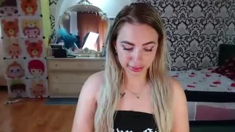 Queen LoraSinClare online show from 06/18/26, 07:52