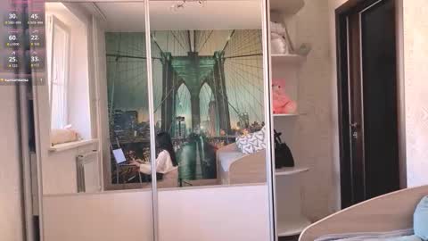 Snapshot of loreeluben chatting on 10/25/25, 09:28 Olivia online show from 10/25/25, 09:28