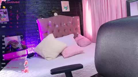 Snapshot of loren_44tits chatting on 11/11/25, 07:58 Loren online show from 11/11/25, 07:58