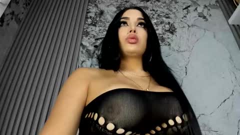 Snapshot of loren_baker chatting on 11/01/25, 04:47 Doll Queen online show from 11/01/25, 04:47