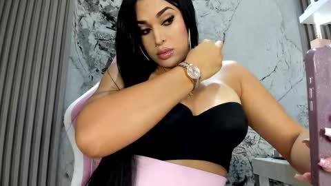 Snapshot of loren_baker chatting on 11/15/25, 06:04 Doll Queen online show from 11/15/25, 06:04