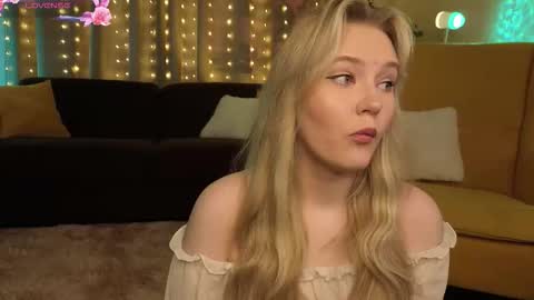 Snapshot of lorettacarnley chatting on 10/26/25, 07:03 Alice online show from 10/26/25, 07:03