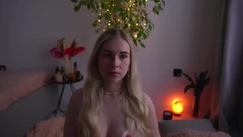 Lorrie online show from 09/14/25, 09:19