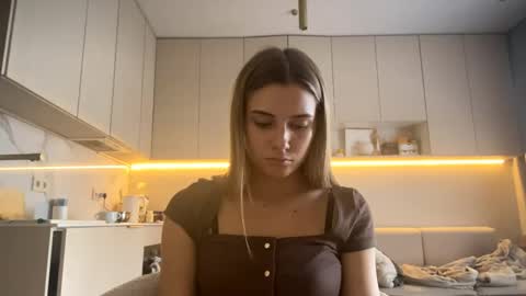 Snapshot of louannkorth chatting on 06/05/26, 01:28 Bella online show from 06/05/26, 01:28