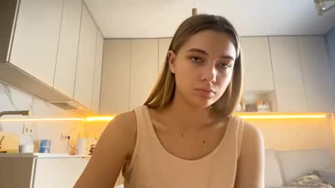 Snapshot of louannkorth chatting on 06/10/26, 06:45 Bella online show from 06/10/26, 06:45