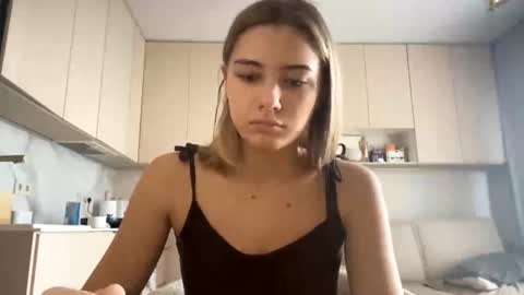 Snapshot of louannkorth chatting on 06/13/26, 06:22 Bella online show from 06/13/26, 06:22