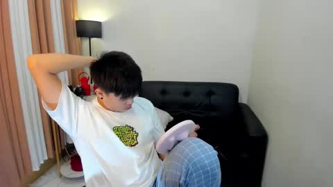 Snapshot of louie_cute_asian chatting on 12/20/24, 02:16 Kylie online show from 12/20/24, 02:16