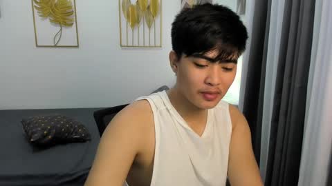 Snapshot of louie_cute_asian chatting on 02/21/25, 04:18 Kylie online show from 02/21/25, 04:18