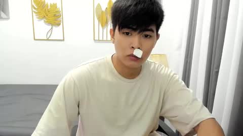 Snapshot of louie_cute_asian chatting on 02/22/25, 05:12 Kylie online show from 02/22/25, 05:12