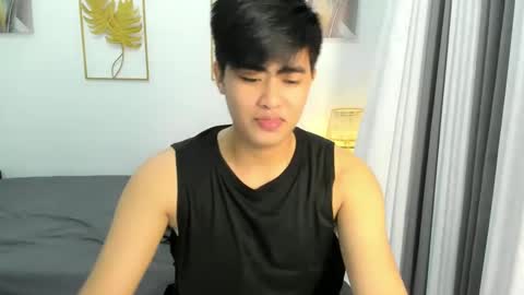 Snapshot of louie_cute_asian chatting on 02/27/25, 05:13 Kylie online show from 02/27/25, 05:13