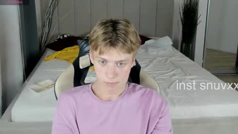 Snapshot of louie_evans chatting on 09/17/25, 08:10 louie_evans online show from 09/17/25, 08:10