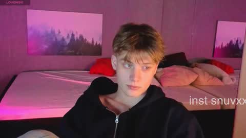 Snapshot of louie_evans chatting on 11/17/25, 03:51 louie_evans online show from 11/17/25, 03:51