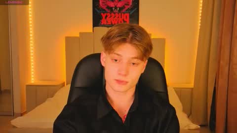 Snapshot of louie_evans chatting on 11/18/25, 08:46 louie_evans online show from 11/18/25, 08:46