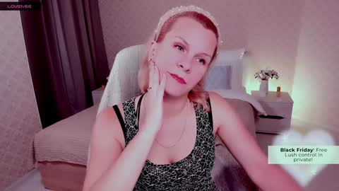 Snapshot of louisa_bay chatting on 12/08/24, 02:52 Louisa online show from 12/08/24, 02:52