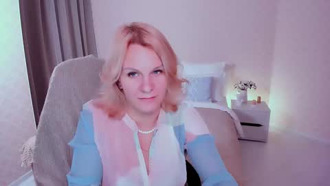 Snapshot of louisa_bay chatting on 12/14/24, 10:56 Louisa online show from 12/14/24, 10:56