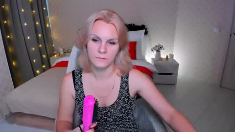 Snapshot of louisa_bay chatting on 12/30/24, 07:48 Louisa online show from 12/30/24, 07:48