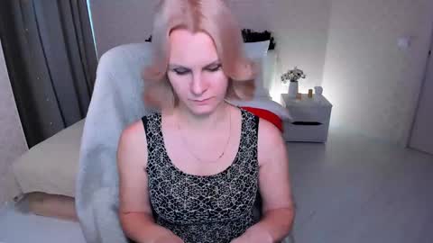 Snapshot of louisa_bay chatting on 12/30/24, 10:53 Louisa online show from 12/30/24, 10:53