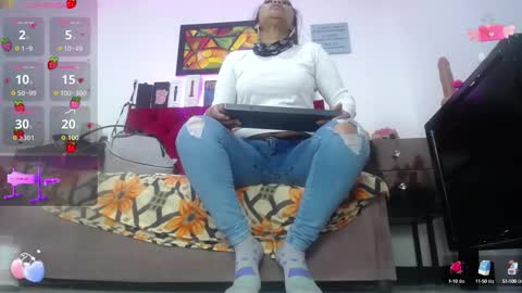 Snapshot of louise_nails chatting on 09/15/25, 12:49 LouIse online show from 09/15/25, 12:49