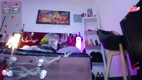 Snapshot of louise_nails chatting on 10/21/25, 12:28 LouIse online show from 10/21/25, 12:28