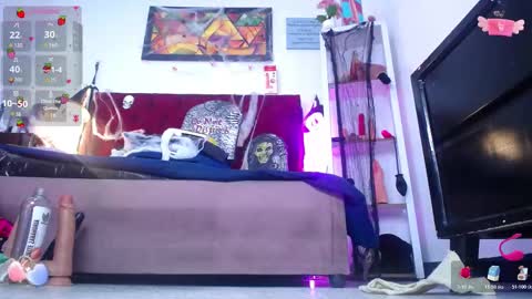 Snapshot of louise_nails chatting on 10/29/25, 12:18 LouIse online show from 10/29/25, 12:18