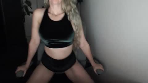 Snapshot of love_on_ chatting on 12/05/25, 01:14 LoVe On online show from 12/05/25, 01:14