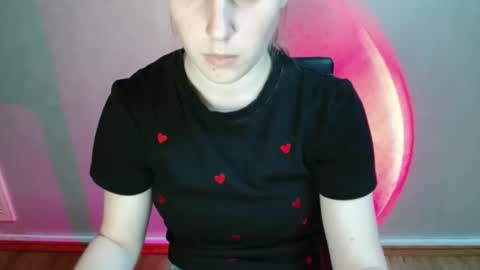 Snapshot of love_vivian chatting on 12/18/25, 01:17 Vivian online show from 12/18/25, 01:17