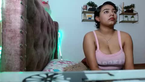 Snapshot of loveliluz chatting on 11/18/25, 11:37 loveliluz online show from 11/18/25, 11:37