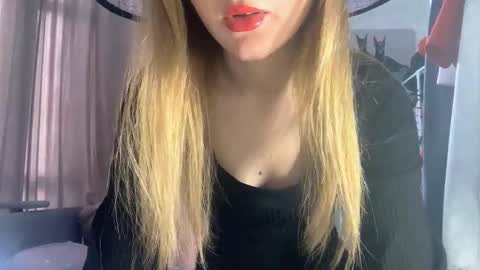 Ella online show from 10/31/25, 06:47