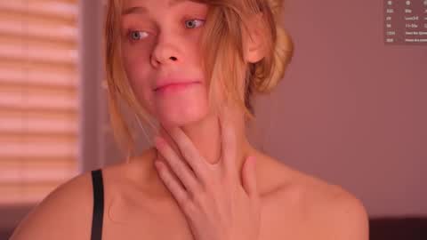 Snapshot of lovellynelly chatting on 11/11/25, 01:22 Nelly online show from 11/11/25, 01:22