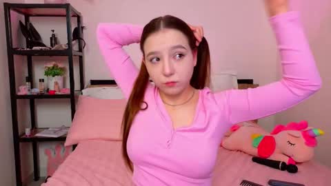 Snapshot of lovely_poppy chatting on 09/20/25, 01:39 Lolly online show from 09/20/25, 01:39
