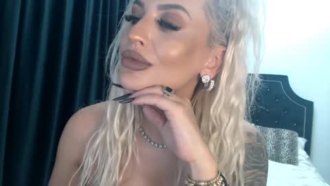 Snapshot of lovelyblondyxxx chatting on 12/13/24, 02:10 PrAllinXXXa online show from 12/13/24, 02:10