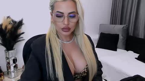 Snapshot of lovelyblondyxxx chatting on 10/27/25, 12:04 PrAllinXXXa online show from 10/27/25, 12:04