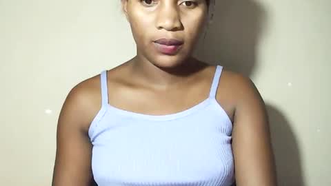lovelylarra online show from 05/16/26, 11:42