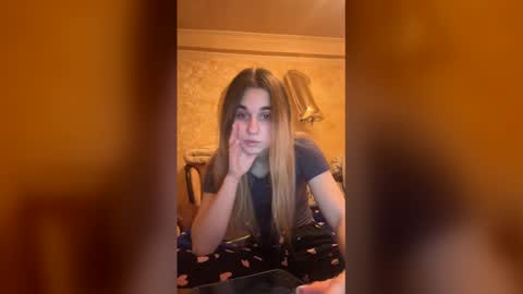 Snapshot of lovelysilk_63 chatting on 12/17/25, 07:31 ELA online show from 12/17/25, 07:31