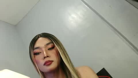 Snapshot of lovers_moon22 chatting on 10/15/25, 01:11 lovers moon22 online show from 10/15/25, 01:11