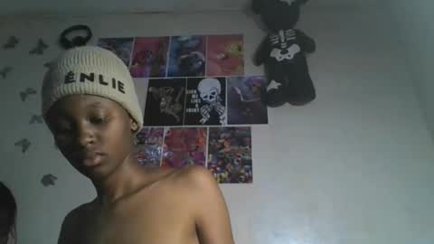 Snapshot of lovers_oncam chatting on 05/08/26, 04:18 RedJoy online show from 05/08/26, 04:18