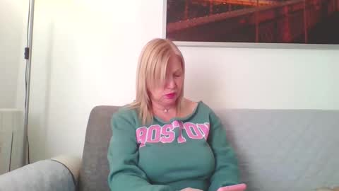 Snapshot of lovestar544963 chatting on 11/29/25, 02:20 Marlyn online show from 11/29/25, 02:20