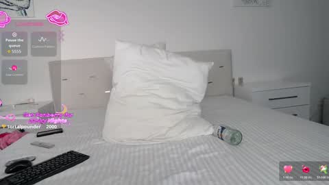 Snapshot of loving_kristina chatting on 12/15/25, 09:24 Cristina online show from 12/15/25, 09:24