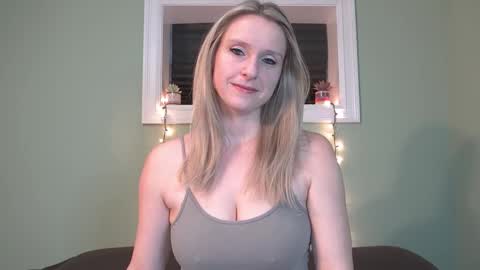 Snapshot of lovingsummer chatting on 02/18/25, 10:36 Summer online show from 02/18/25, 10:36
