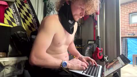 Snapshot of lowkey42011 chatting on 10/21/25, 08:26 lowkey42011 online show from 10/21/25, 08:26