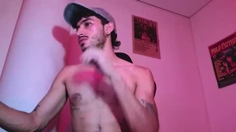 Snapshot of luan_goon chatting on 12/15/25, 10:47 online show from 12/15/25, 10:47